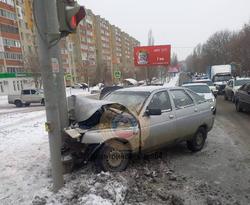 ВАЗ врезался в светофор, пострадали парень и девушка