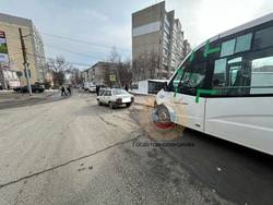 Маршрутка врезалась в припаркованное авто