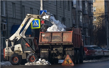 В первый день весны с красноярских улиц вывезли 934 КамАЗа снега