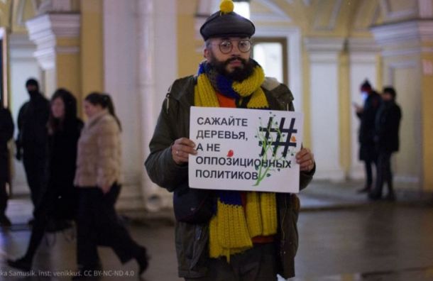 Полиция начала задерживать экоактивистов у Гостиного двора