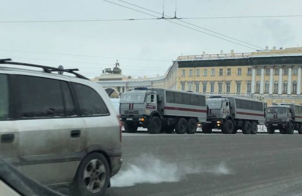 Центр Петербурга вновь перекрыли заборами и автозаками