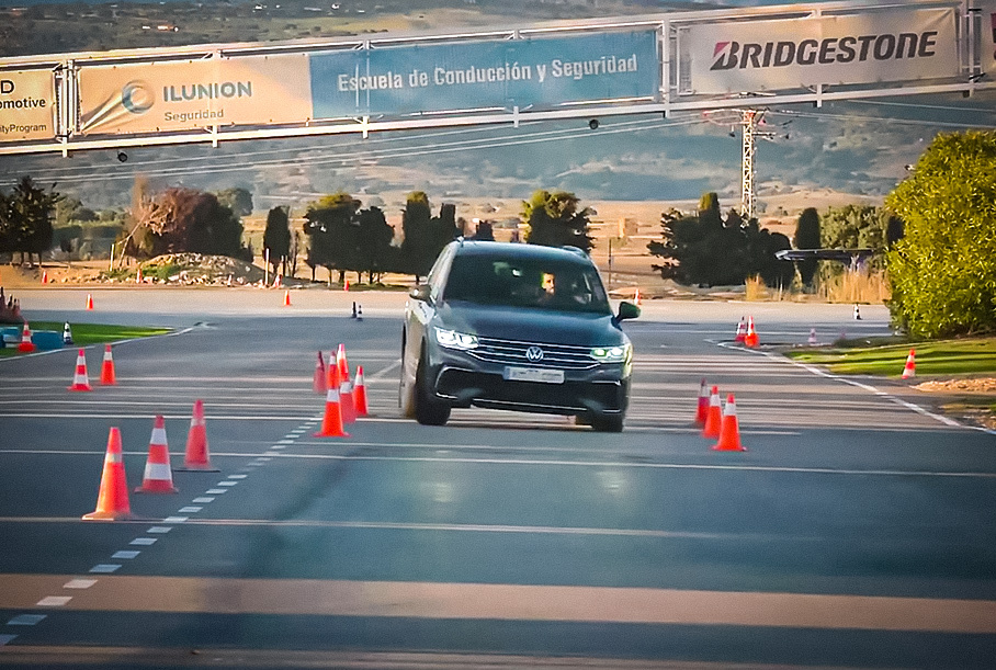 Видео: Volkswagen Tiguan проходит «лосиный тест»